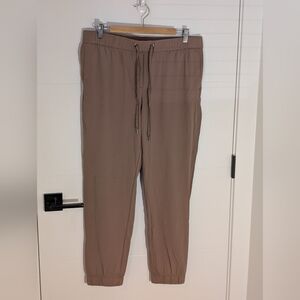 RW&Co 4-Way Stretch Taupe Jogger Pants Size Large
